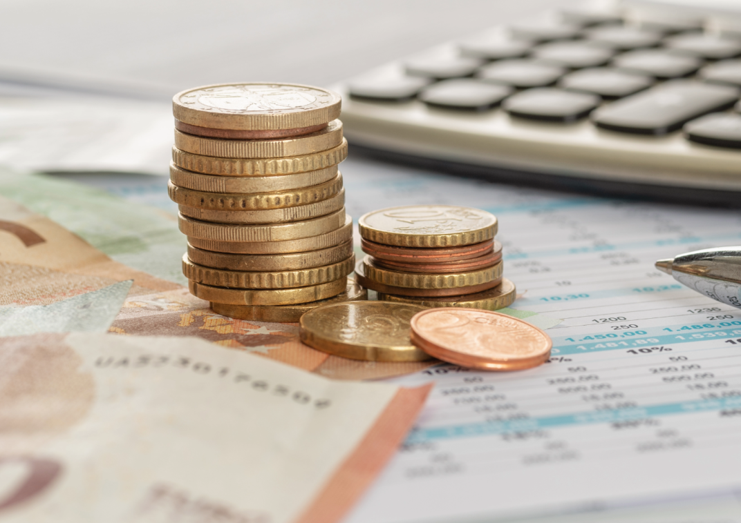 Briefgeld en stapeltje munten